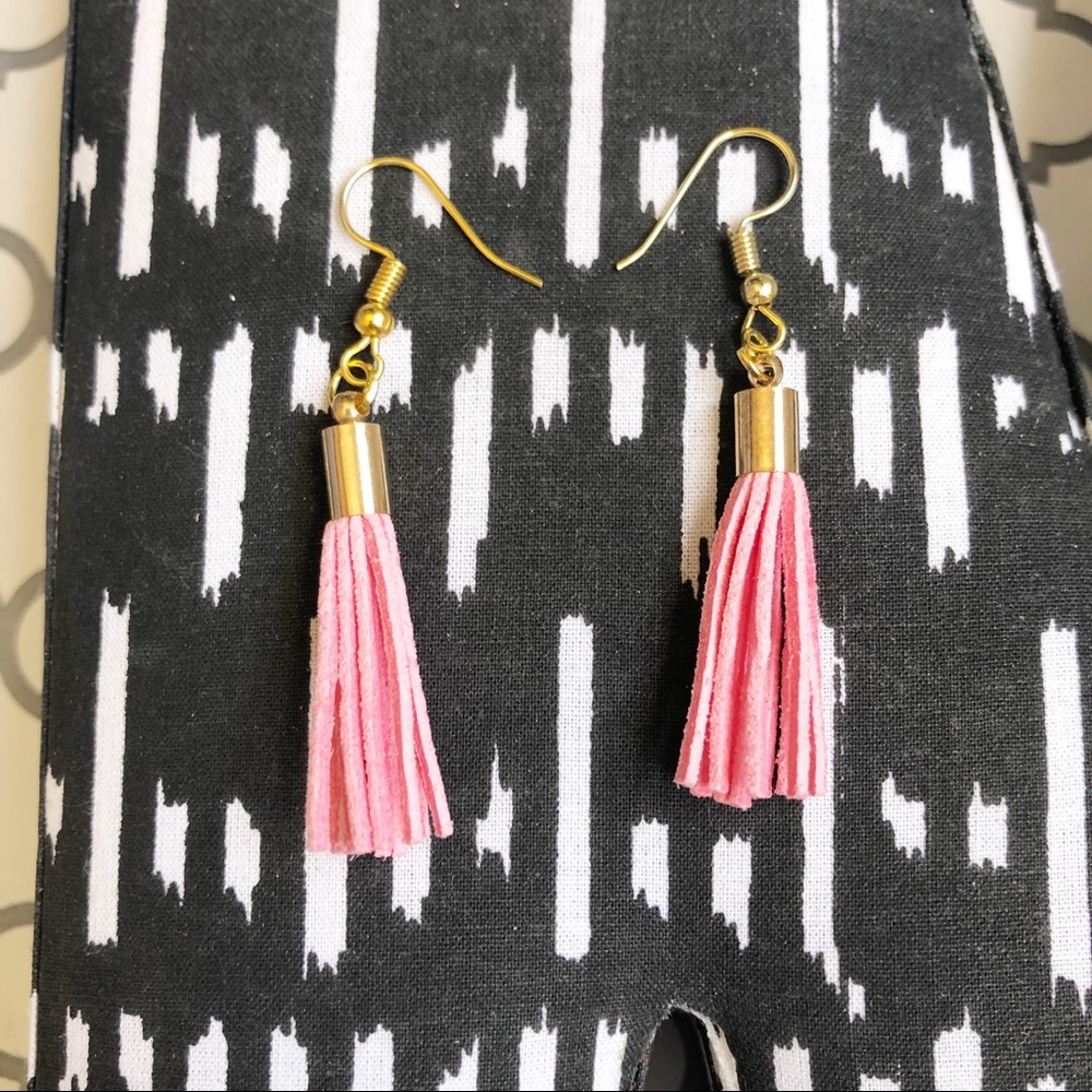 ❤️ (NWT) Pink/Gold Tassel Earrings
